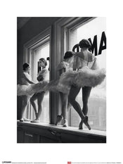 Affiche Art Time Life Ballerinas In Window 30x40cm Pyramid PPR44030 | Yourdecoration.fr