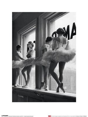 Affiche Art Time Life Ballerinas In Window 30x40cm Pyramid PPR44030 | Yourdecoration.fr