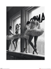 Affiche Art Time Life Ballerinas In Window 60x80cm Pyramid PPR40190 | Yourdecoration.fr