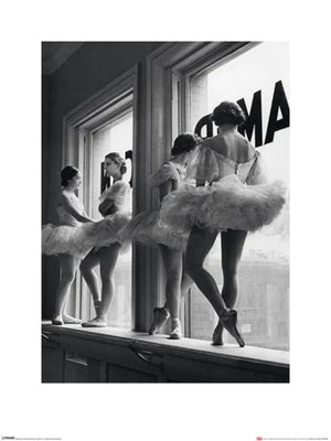 Affiche Art Time Life Ballerinas In Window 60x80cm Pyramid PPR40190 | Yourdecoration.fr