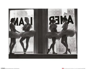 Affiche Art Time Life Ballet Dancers In Window 50x40cm Pyramid PPR43063 | Yourdecoration.fr